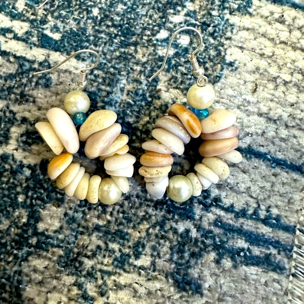 Puka she’ll and pearl earrings